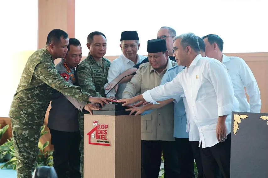 LambeSahamjja's tweet photo. menurut mastaka indonesia ada Celah Busuk Kopdes Merah Putih:
- Impor 105.000 mobil dari India Rp24,66 triliun 
- mematikan industri otomotif lokal
- Pengurus koperasi daerah tidak dilibatkan
- semua diputuskan di pusat
- Desa dipaksa utang ke bank, 
- dicicil pakai potongan dana desa bukan untung koperasi
- 58% dana desa 2026 disedot buat Kopdes  
- pembangunan desa lain terkorbankan
- 65% perangkat desa lihat celah korupsi besar: mark-up gedung, koperasi fiktif, kredit macet sengaja
- Isinya cuma rebranding Indomaret/Alfamart jual produk pabrikan orang kaya, 
- bukan hasil tani/UMKM atau produk daerah 
- Rak barang kosong, asal-asalan koperasi "siap" tapi isinya kosong melompong
- Agrinas (BUMN pelaksana) kelola penuh 2 tahun melanggar prinsip koperasi milik anggota sendiri
- Militer masuk gantikan peran perangkat desa bukan urusan tentara jadi tukang bangun toko
- Mirip persis Koperasi Unit Desa Orde Baru sejarah gagal karena korupsi, kini diulang lagi
- 60 % koperasi merah putih pasti gagal