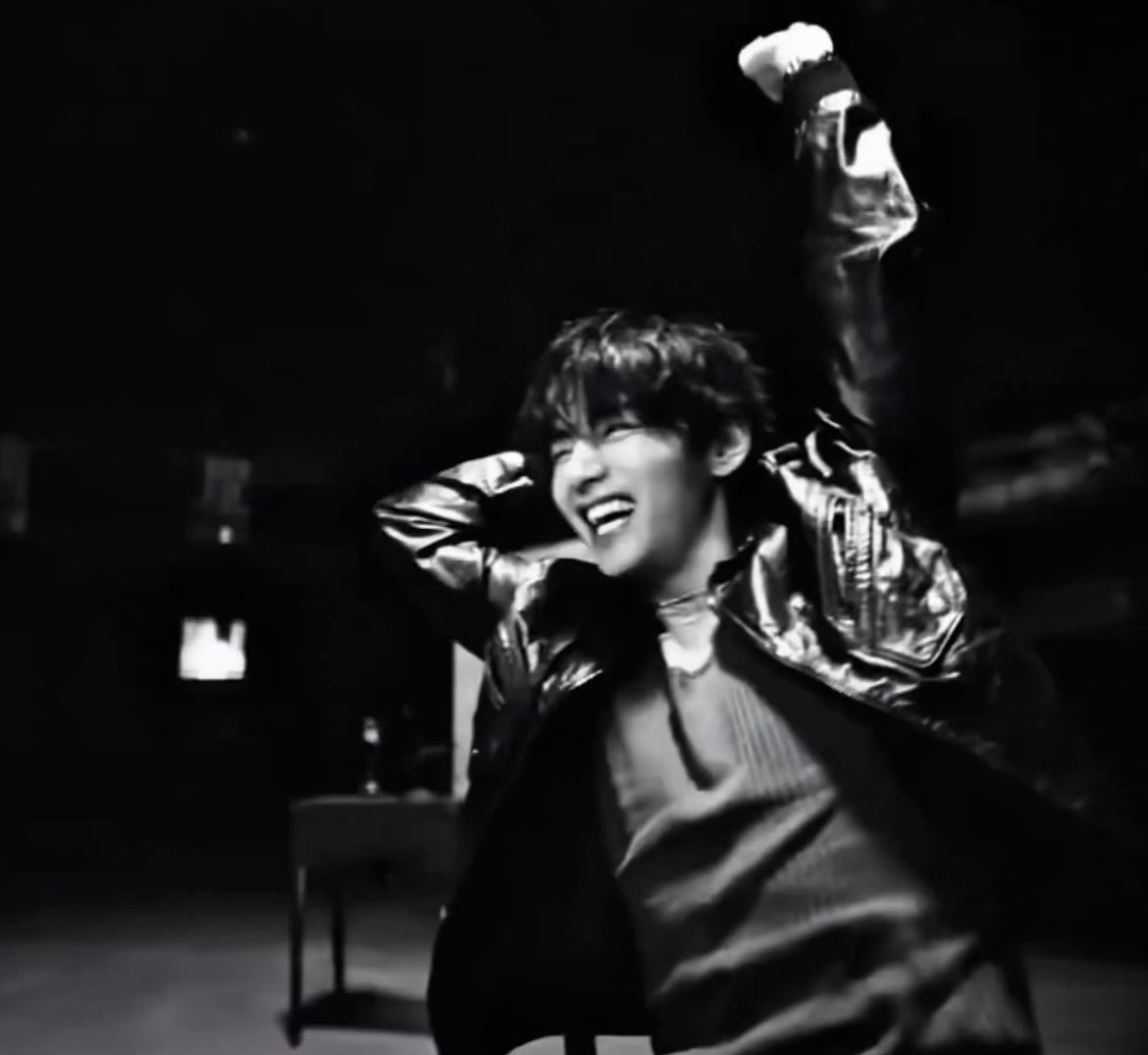 111taekim111's tweet photo. "The world record for the fastest time to reach 10M subscribers is 4 hours &amp; 52 minutes, achieved by V. According to Guinness World Records, which compiles world records, V set a new world record in 2021 by attracting 1 million followers in just 43 minutes after opening" 😌 https://t.co/6zCckiSNFu