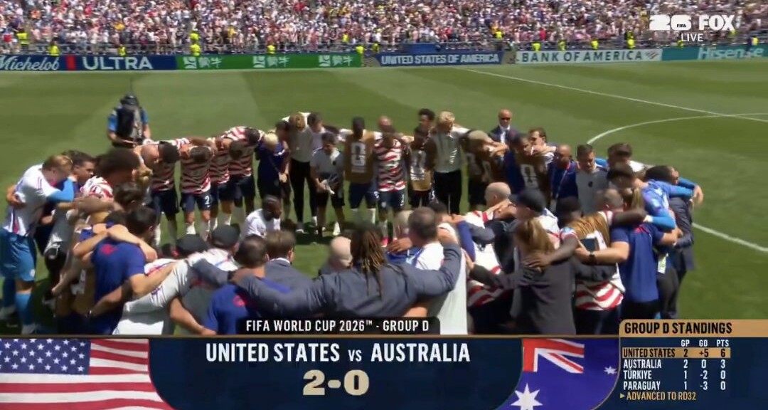 oida_grantler's tweet photo. Amen! Wir haben Nmecha und Tah gefeiert. 🇩🇪 Bei den USA betet die gesamte Mannschaft nach dem WM-Sieg! 🇺🇸⚽ https://t.co/w7TGeSk8hs