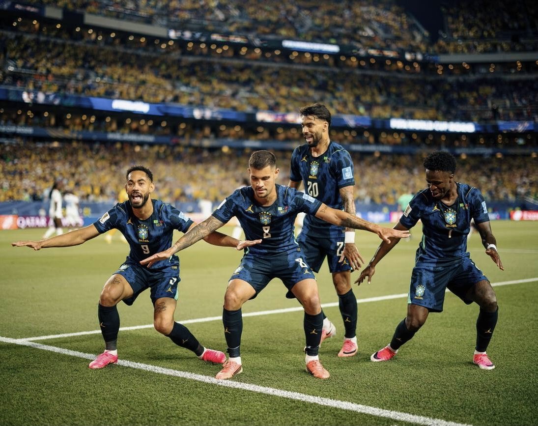MUFCScoop's tweet photo. 🏄‍♂️🤣 https://t.co/H3Bc2lIH2Q