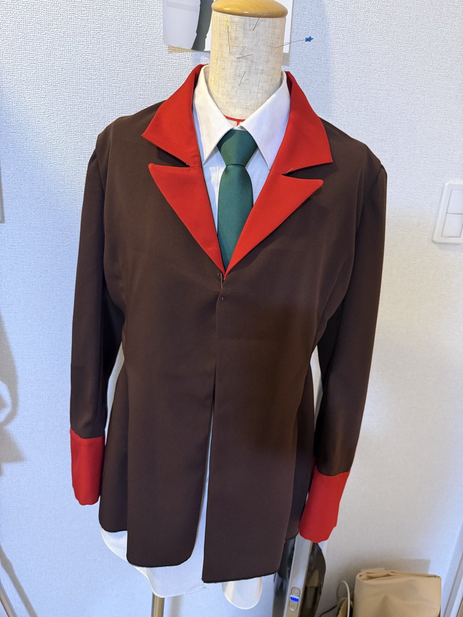 mahiru7's tweet photo. ジャケットが形になってまいりました。襟の製図の全てが頭から抜け落ちていたのでパワーで作った…… https://t.co/CYZbQYs0n7