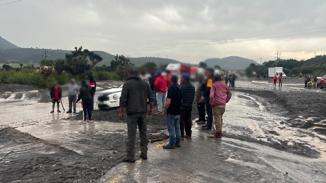 GN_Carreteras's tweet photo. #Tomeprecauciones en #Puebla se registra cierre total de circulación por #Afectaciónclimatologica (Deslave) en la carretera San Hipólito-Xalapa, a la altura de la Loc. de Emilio Portes Gil, sin ruta alterna. Atienda indicación vial. https://t.co/XLeUVXBP36
