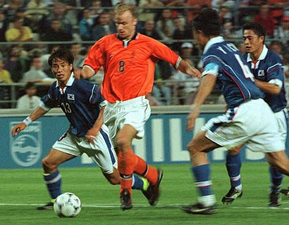 FiveNilStats's tweet photo. 📆 20th June 1998

🇳🇱 Netherlands 5 🇰🇷 South Korea 0
⚽️ Cocu (39) 
⚽️ Overmars (43) 
⚽️ Bergkamp (72) 
⚽️ Van Hooijdonk (81)
⚽️ F. De Boer (84) 

#OnThisDay #FiveNil #WorldCup https://t.co/n1Xbe50hzu