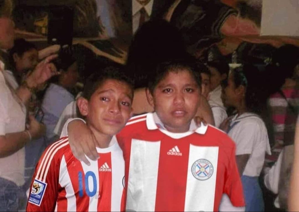 helenortizp's tweet photo. Nuestro estado de ánimo depende completamente de 11 paraguayos corriendo detrás de una pelota https://t.co/OJ4XXeskSF