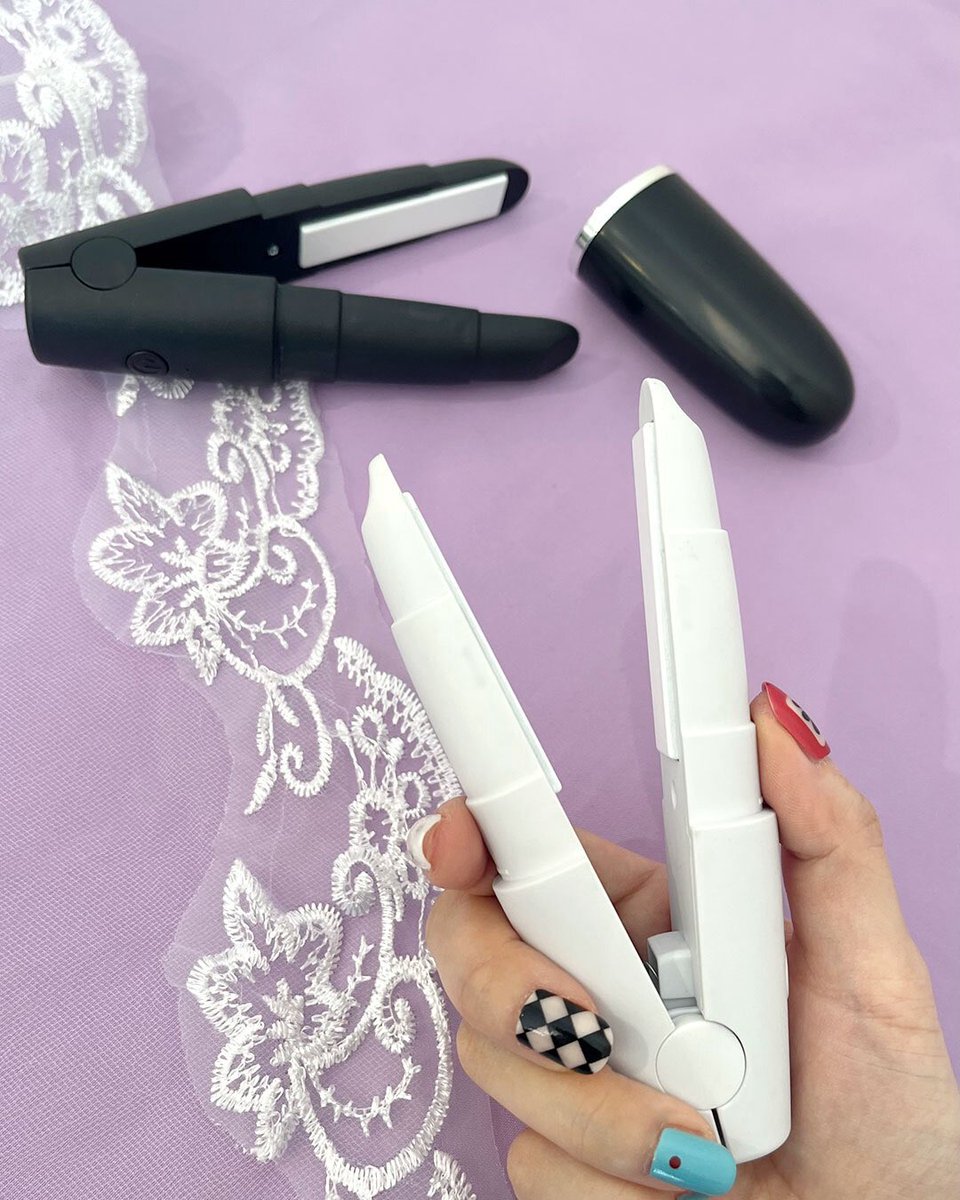 390ebina's tweet photo. 💗再入荷💗

ヘアアイロン「ヒロインバング」が再入荷いたしました✨

・￥390（税込429円）・

*カラー*
☑︎ブラック
☑︎ホワイト

給電式だからモバイルバッテリーがあれば
コンセントがない場所でも使える🥹🌷

是非店頭にてご覧くださいませ👸✨ https://t.co/BNf5DGgs6C