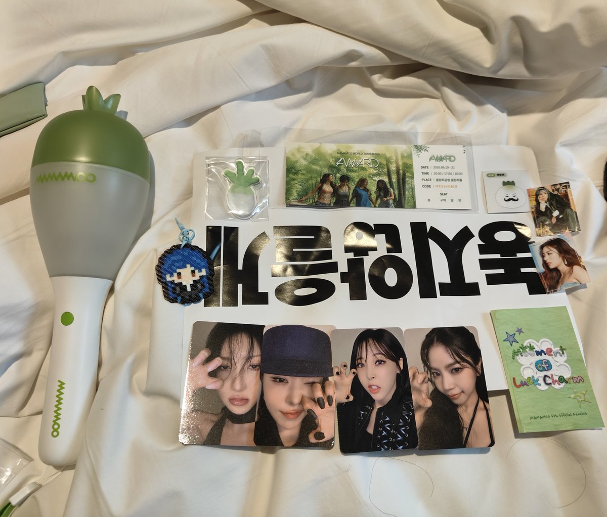 debb1906's tweet photo. Met some really friendly moo moo while queuing for 5 hours in the heat/rain🥹
Didnt manage to buy all the merch but will try again 😫
Hope for the best 🤞 https://t.co/KdutTtucSb