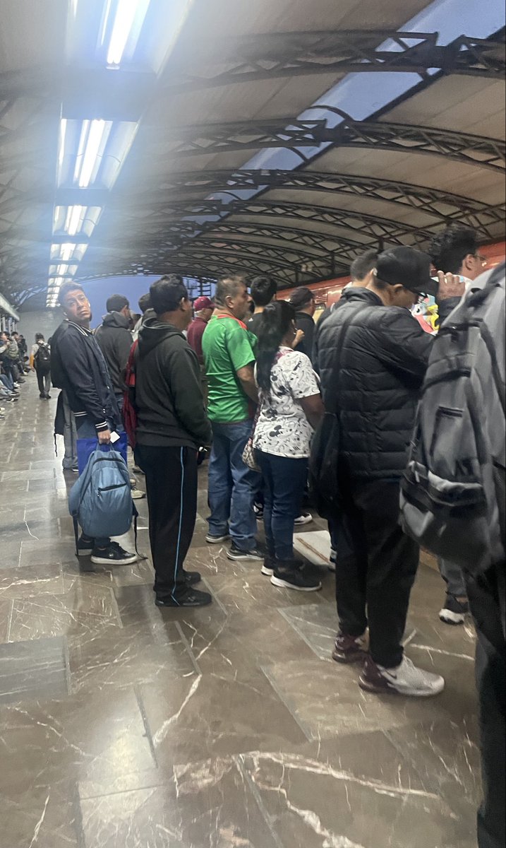 lasaem79's tweet photo. @MetroCDMX @MetroCDMX pónganse a trabajar, las 19:30 hrs y la línea B, hecha una porquería. @ClaraBrugadaM ya es hora de mover @AdrianRubalcava, solo le gusta salir en la foto y este sistema cada vez está peor. https://t.co/TivXl8S7ox