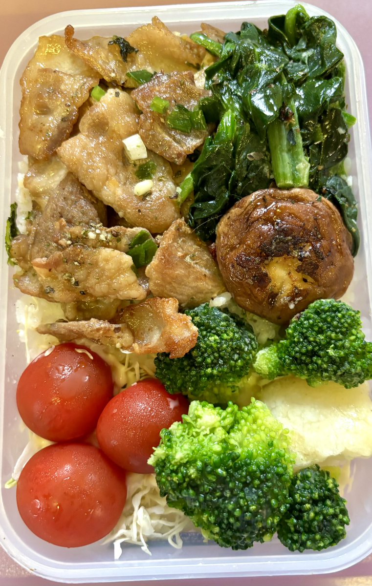 smoking_witch's tweet photo. おはようございます。
パワー不足はお肉で解消しようかと久しぶりに豚肉の生姜焼きなどを。
食欲があるのは14時頃で帰宅すると小腹は減っているけど、ナッツとかドライフルーツで終わっちゃう。

体重を減らすのはあと3カ月で4kgくらいの計画だけど、体力回復優先にしよう。
頑張れ私のミトコンドリア https://t.co/AH7Q58TFu8