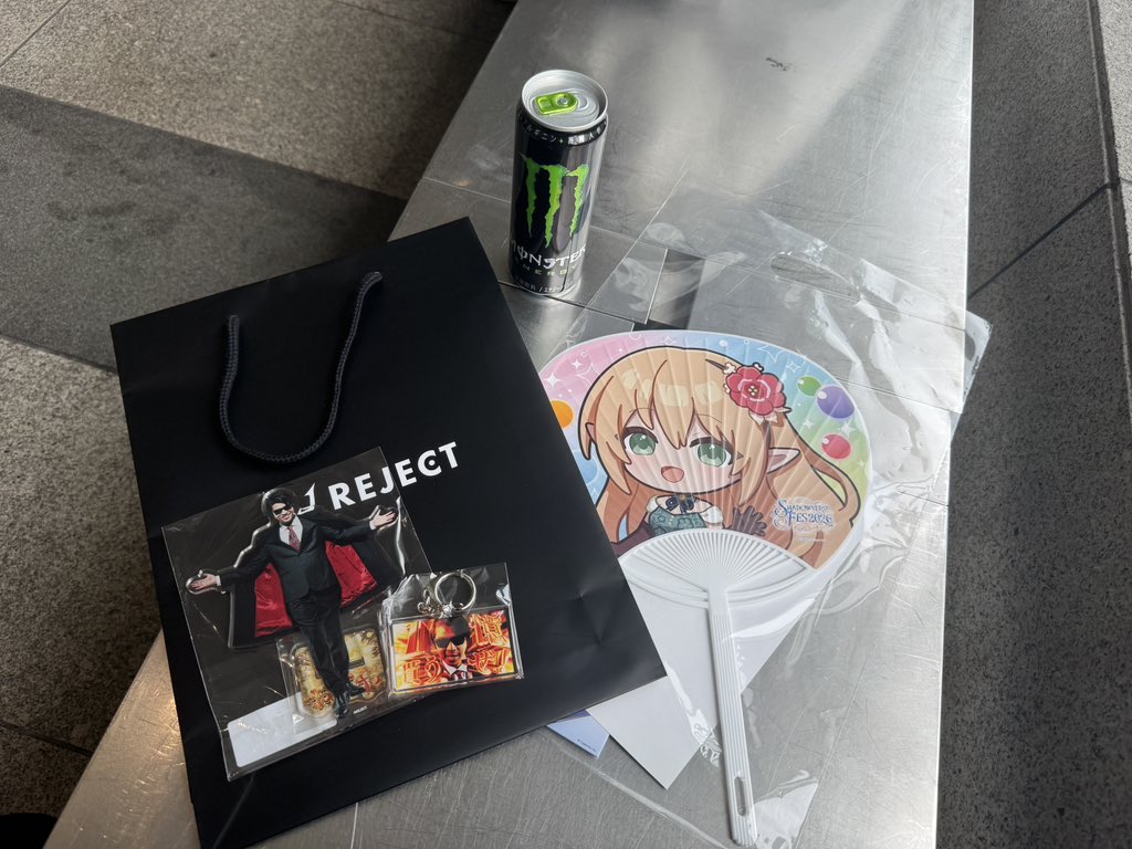 Aqhours's tweet photo. 買えたー！せっかくだしステージ観てくか https://t.co/nfRbqqMjRE