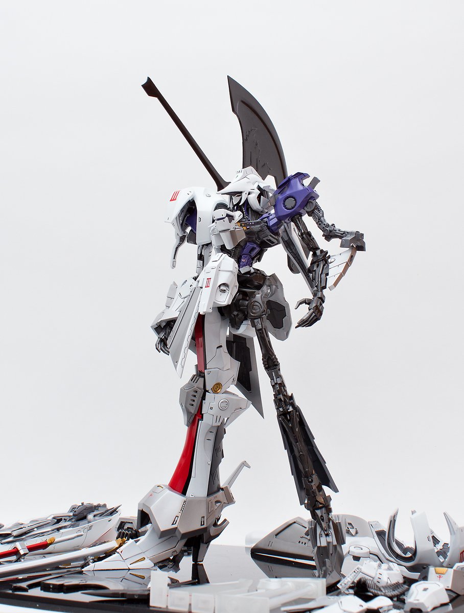 spiderkwak's tweet photo. 以前作ったレッド・ミラージュです 

サイズは約35cmで、さまざまな武器を交換して展示できるよう設計されています
#fss #ledmirage https://t.co/n4fYmhtYcd