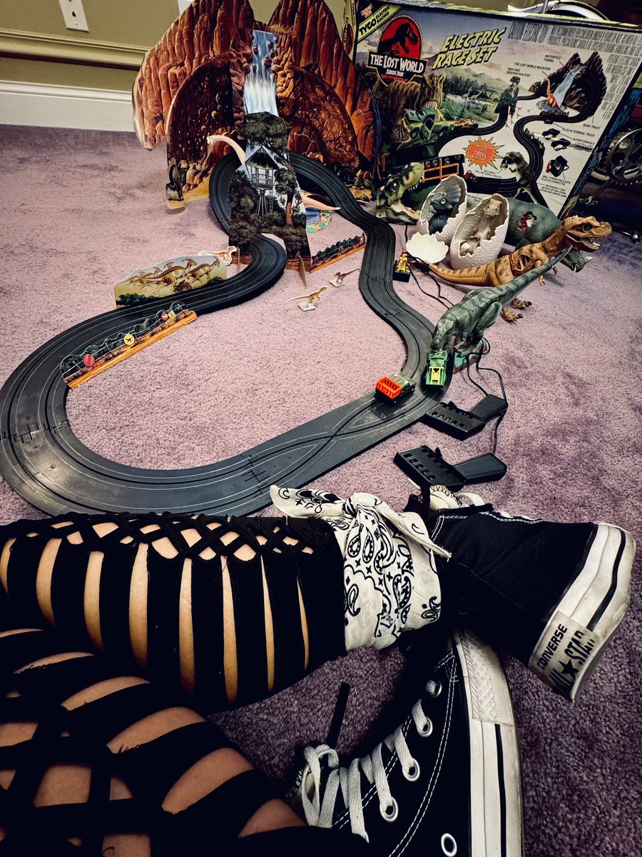armedglamorous1's tweet photo. Dinos 🦖 🦕—and—the need for speed 🏎️ ⚠️💥🔥the perfect combo 🏁🤪(Chels had to dig 🪏 out her old Jurassic Park racetrack out of her closet—(1): to see if it still worked 👀 and (2): to be a kid again…(never grow up y’all) LOLA 🍟 HAPPY #FRIDAY baddies! #jurassicpark https://t.co/vAfn2iLyzK