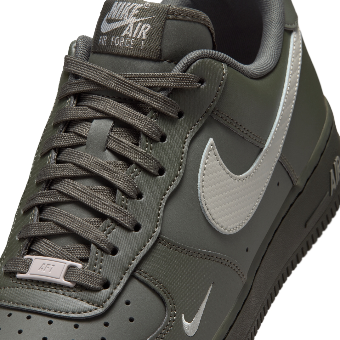 NIKE AIR FORCE 1 07 LOW “Newsprint/College Grey” (ナイキ エア