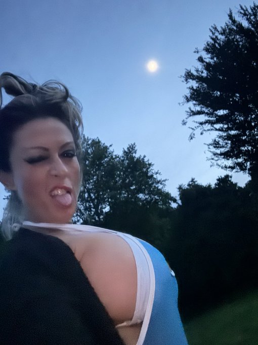 Chelsea Rae😈🇺🇸♥️ - Had to watch fireflies and the moon. I’ll be on soon 😉🖤💫♥️🪐 chelsea_rae.cammodels.courtesy m https://t.co/mPrEcYxCTT