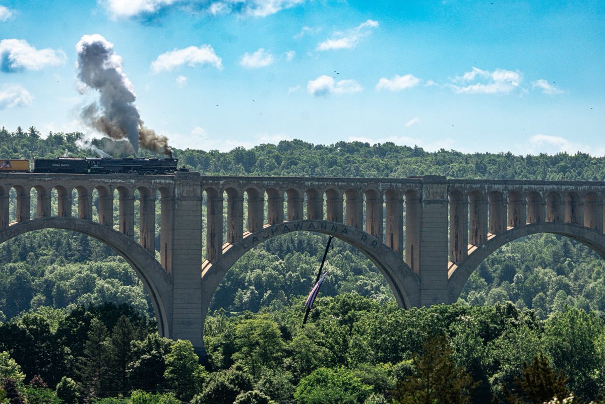 OTooleJr's tweet photo. The Big Boy Union Pacific 4014 is blowing off steam before crossing the Tunkhannock Creek Viaduct.
#train #steamengine #unionpacific #pennsylvania https://t.co/QHZuBlkcLU