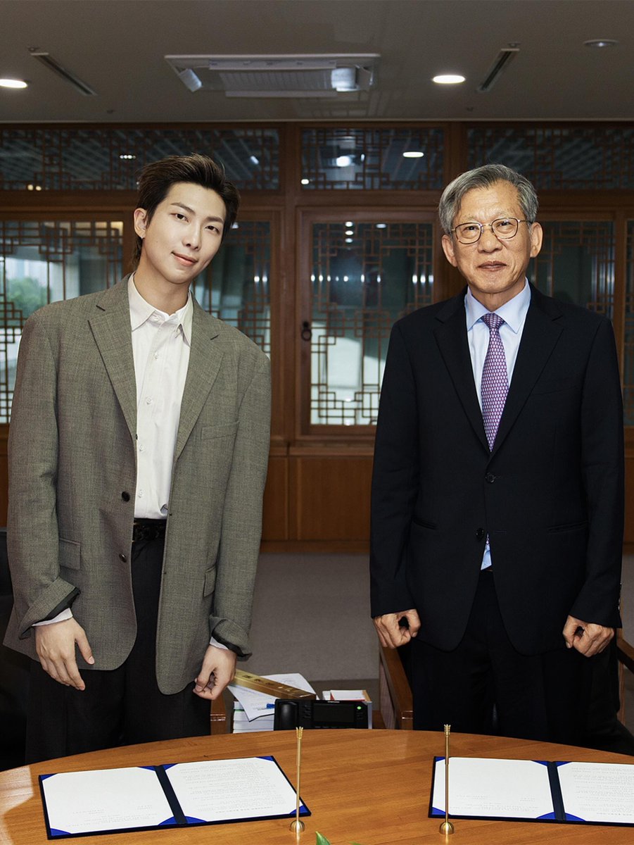 jooniefighting's tweet photo. 국립중앙박물관 IG #RM

국립중앙박물관이 글로벌 홍보대사 RM과 새로운 여정을 시작합니다!

6월 19일, BTS RM이 국립중앙박물관 개관 역사상 첫 번째 글로벌 홍보대사로 위촉되었습니다.

RM은 유홍준 관장과 함께 새로이 개막을 앞둔 특별전 <어메이징 타일랜드: 태국미술명품전>을 비롯해, 서화실 주제전 <단원 김홍도, 시대를 그리다> 등을 관람하며 국립중앙박물관의 다양한 전시와 소장품을 살펴보는 시간을 가졌는데요.

평소 우리 문화유산과 한국문화에 깊은 관심과 애정을 보여 온 RM이, 앞으로는 국립중앙박물관 글로벌 홍보대사로서 한국 문화유산의 가치와 아름다움을 전 세계에 알리는 활동을 함께할 예정입니다.

과거와 현재를 잇고, 한국과 세계를 연결하며, 더 많은 사람들이 우리의 문화와 예술을 경험할 수 있도록! 국립중앙박물관은 앞으로도 최선을 다하겠습니다.

#국립중앙박물관 #NationalMuseumofKorea #RM #BTS