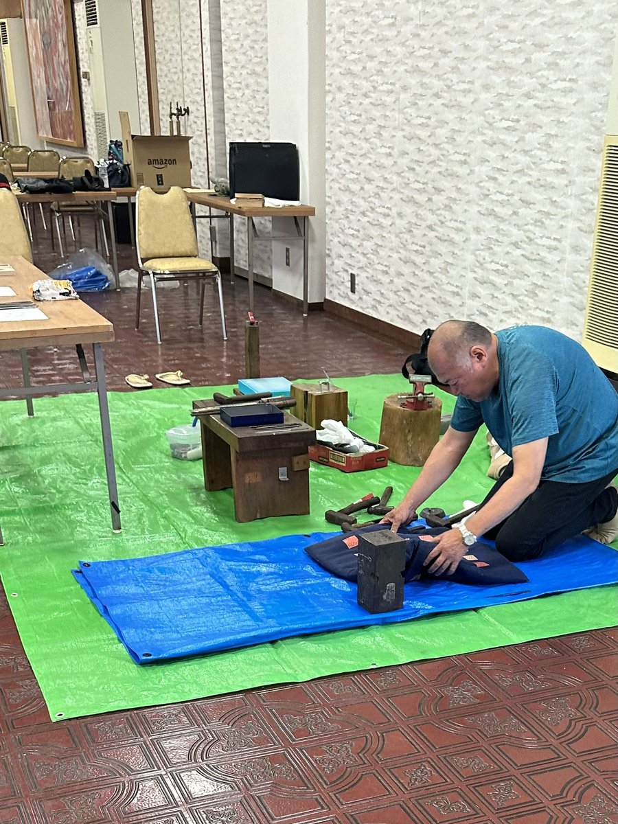 m_tenblank's tweet photo. 日刀保 福島県南支部主催の刀剣展示始まりました。！光忠や青江を間近で拝見出来ます。丁寧な解説付きです！職人さんの実演まであるので見どころいっぱい。今日と明日21日郡山市の開成山大神宮でやってます。お時間あればぜひお越しください https://t.co/IzM6AciNMs