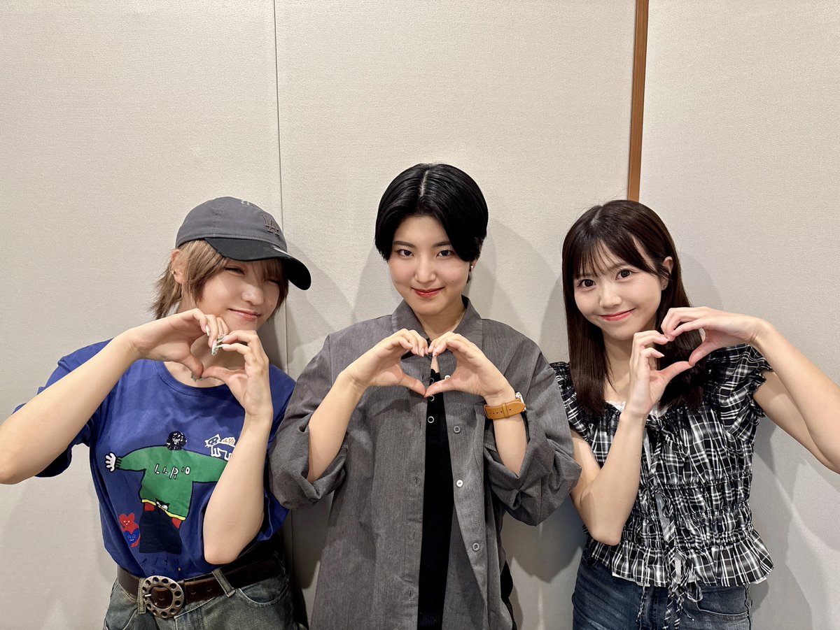 beyodoyo795's tweet photo. ／
今夜の #ビヨドヨ795 ✨
👏新メンバー・小島はな 初登場🎉

＼

🟣#BEYOOOOONDS
#清野桃々姫 & #小島はな

🟢#ocha_norma
#窪田七海

▶︎横アリ楽屋コメント＆新メンバー登場SP🎊

⊹土曜日ネームはどうなる…？
⊹くぼちゃん「人生で一番刺激を受けたライブ」
⊹はなが目撃👀“細部まで全員で詰める”ビヨ流リハ
⊹「今が一番いい」を更新し続ける宣��🙌

📻：https://t.co/M5knbWsrgU

お楽しみに🍑