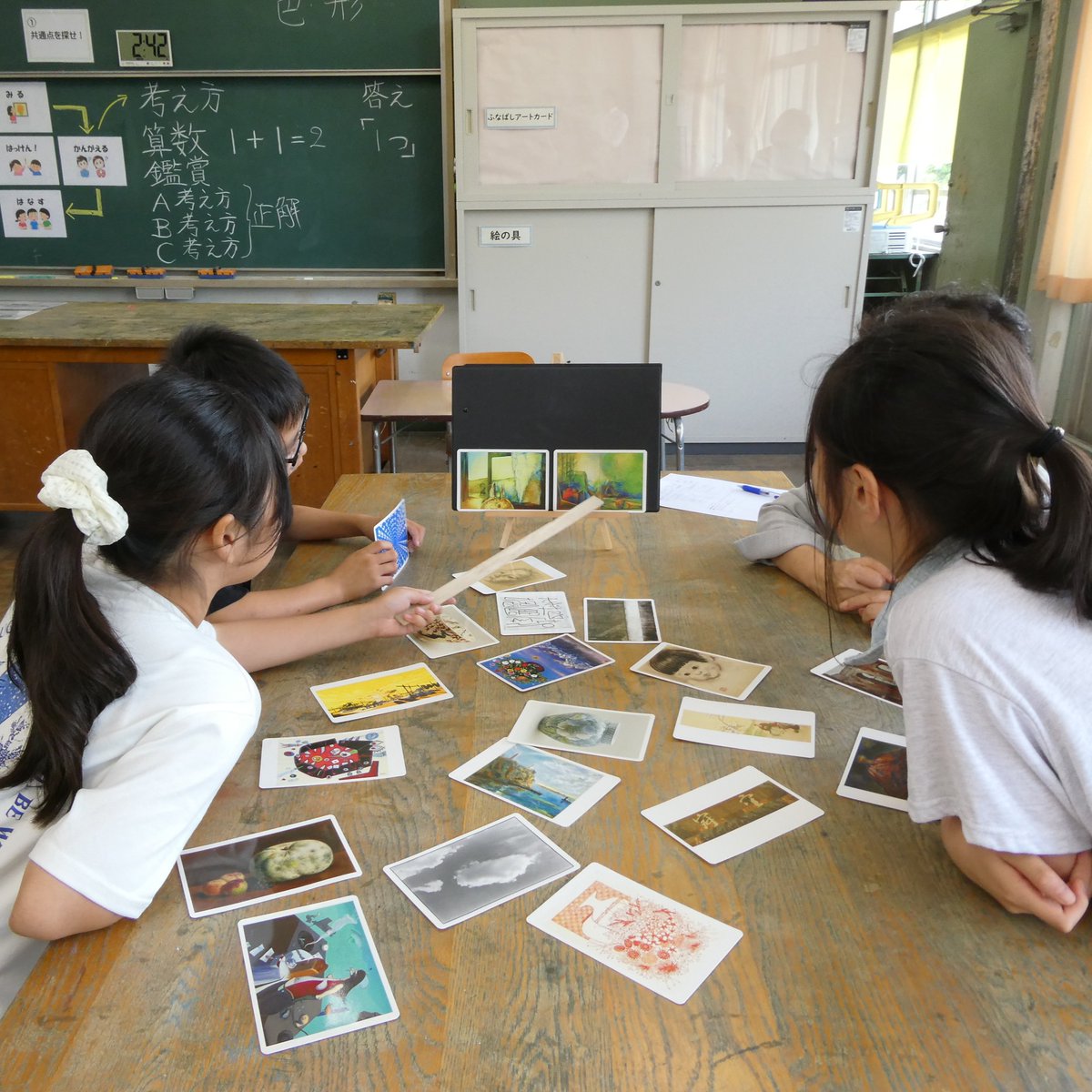 GSakadou's tweet photo. 【二宮小学校で「ふなばしアートカード」を使った「対話型鑑賞教室」6/19開催】
同授業は小学5年生を対象に船橋市民ギャラリーが図工鑑賞の授業として行っているもので、特に、学校での実施に特化した船橋市オリジナルの対話型鑑賞の授業です。
（これまで11校実施　詳細はHP参照） https://t.co/6ZEaxiTbaA