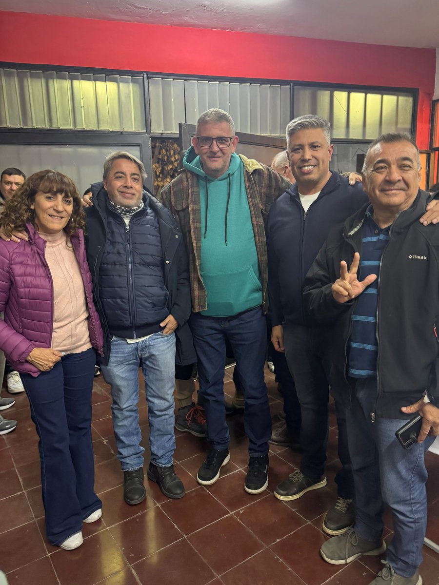 OTRMendoza3's tweet photo. Desde la OTR Mendoza estuvimos presentes en la asunción de las nuevas autoridades de la UCR Tupungato.
Les deseamos una gestión llena de éxitos y el compromiso necesario para seguir fortaleciendo nuestro partido y trabajando por la comunidad.
¡Adelante, radicales! 🇵🇱✨ https://t.co/7GEUmY19MA