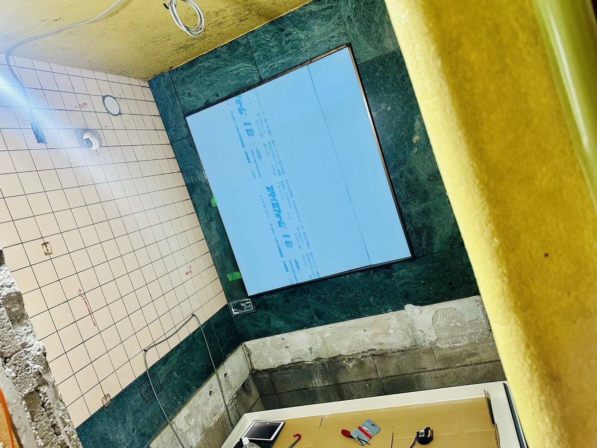 vortex4kenji's tweet photo. 押忍！！

　おはようございます。お疲れ様でございます。

　本日の「浴室リフォーム」現場っ！！

　ユニットバス組立開始。

　日々、職人さんに衷心より感謝感謝でございます。

　本日のランチは「出張寿司」

　超絶楽しみ。

　気合いだあゝ〜っ！！

　押忍！！ https://t.co/KPehQX95JD