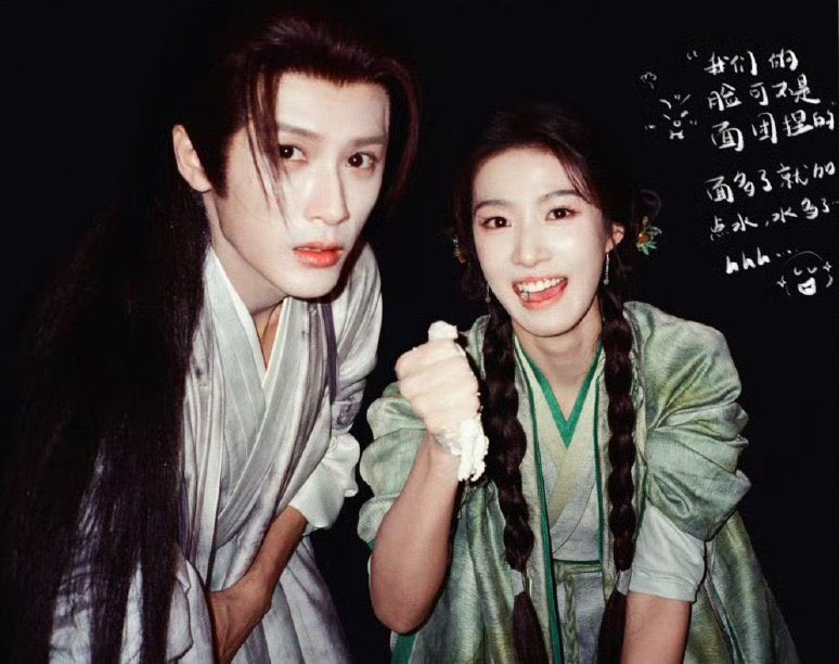 S0MEONELIKE_U's tweet photo. ถานเกอจากกล้องยัยน้อง น่าร้ากกกกก เป็นพี่เซี่ยหนานอีเวอร์ชันแบ๊ว เวอร์ชันไม่ตบตี ไม่แทงกัน ไม่เลี้ยงกันด้วยมีดและลำแข้ง 😆

#TanJianci #LuYuxiao
#DancingWithTheTide https://t.co/Ykyq5raeFo
