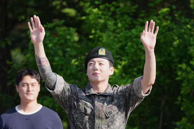 bzay88's tweet photo. @XLisaX88 @kerokerojimin @ilysmpjhs Yup!! It’s a shame a news channel has to use edited photos. Getty images and other news articles don’t have an edited image. https://t.co/Icu05EfE6p
