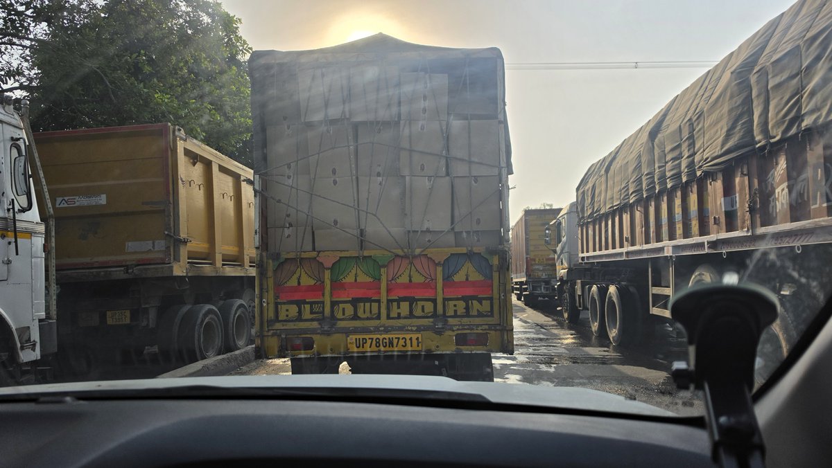 sanjayCyberGeek's tweet photo. Kanpur-Lucknow Highways
Nawabganj Toll
Almost 5 km traffic jam
People stuck for more than 1 hour
Why should pay toll for this?
@NHAI_Official @PMOIndia @nitin_gadkari @MORTHIndia https://t.co/r6fSWmx2Ie
