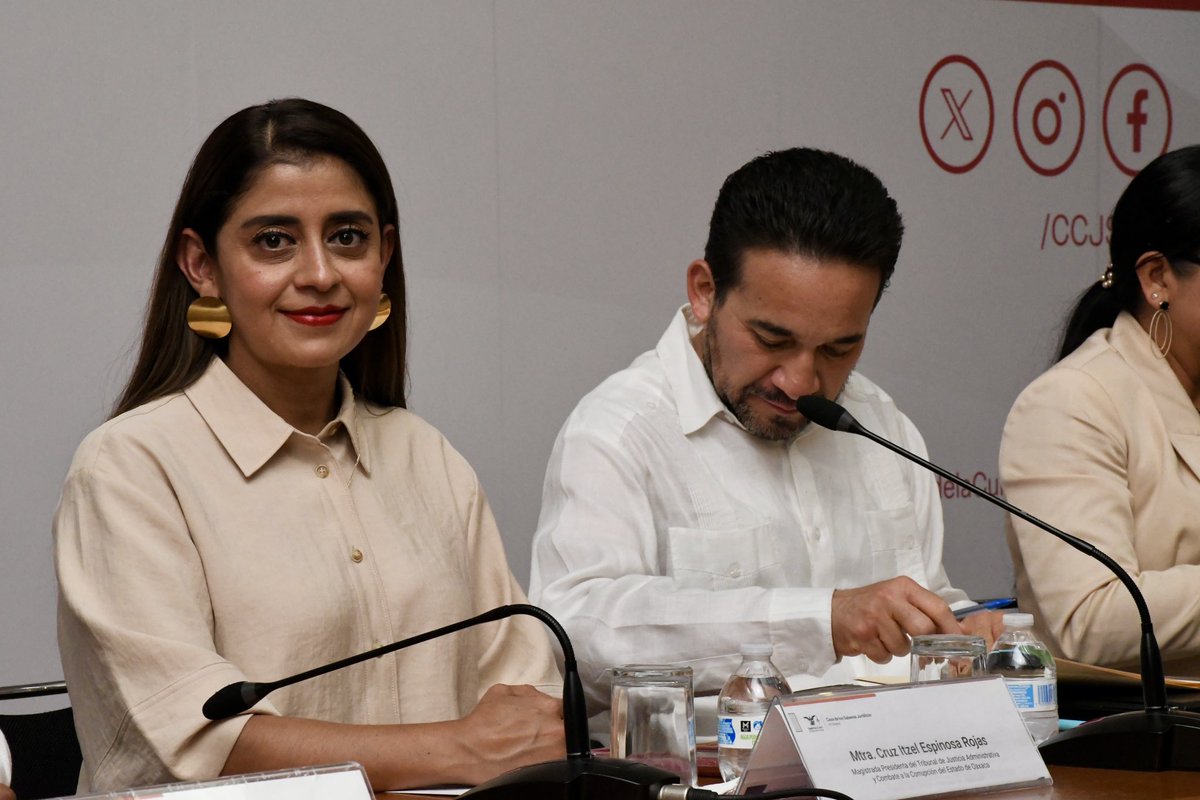 TJACCOAX's tweet photo. La Magistrada Presidenta @itzel_espinosa y el Magistrado Manuel de Jesús López López participaron en la Feria sobre la Producción Bibliográfica de la @SCJN, un espacio que impulsa la actualización jurídica y el intercambio de conocimientos entre quienes integran las instituciones de justicia. 📚⚖️