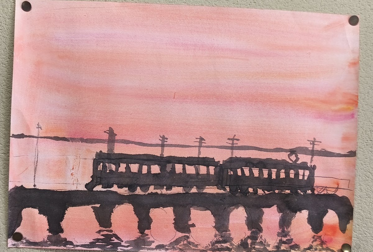 pgpga5151's tweet photo. 我が子幼稚園の時は手が汚れるからやだと絶対こういう描いたり作ったりが苦手で幼稚園の先生達が皆とは違う事させたり自由にさせていいですか！？と言われ好きにさせてくれてそれから少しづつ物作りできるようになり今現在職員室前に張り出されるまで成長しててすげぇ… https://t.co/XMpf2ZlKOq