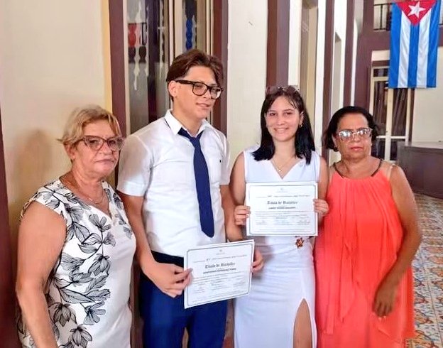 CubaDme's tweet photo. Hoy la @CubaDme se vistió de gala, prevaleciendo el colorido, la alegría y el amor al despedir a nuestros estudiantes de 9no  y 12mo grado, quienes cerrarán una página del libro de la vida para abrir  nuevas con metas y proyecciones. @Educa_Gtmo @CubaMined @romero_tam56484 https://t.co/hrS9FApzTJ