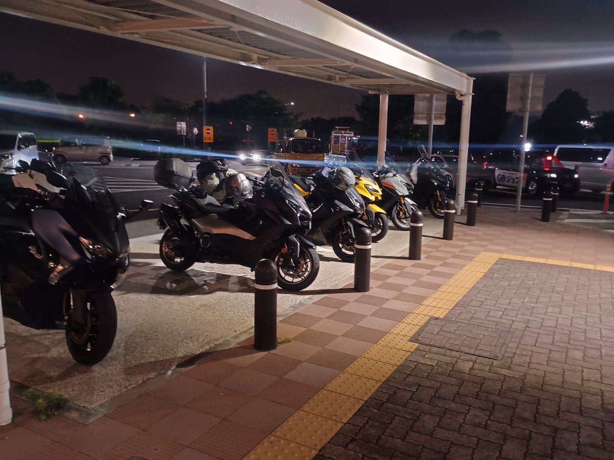 nobu500's tweet photo. 昨日は都筑MTお疲れさまでした。
梅雨の合間にうまく開催出来て良かったです。
合計14-15台だったかな。
新旧いろんなTMAXが集まって楽しかったです～～
来月は7/17の開催です。
皆さんの参加お待ちしてます♪ https://t.co/H2vM8D1YZd