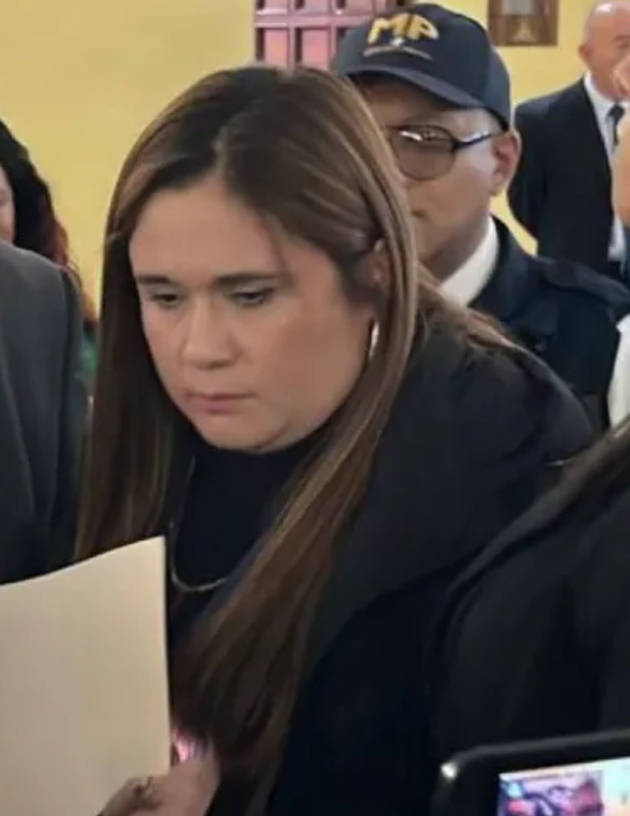 losArzuTeEspian's tweet photo. Será que en la próxima tanda se va Leonor Morales? https://t.co/1j11PBJjJv