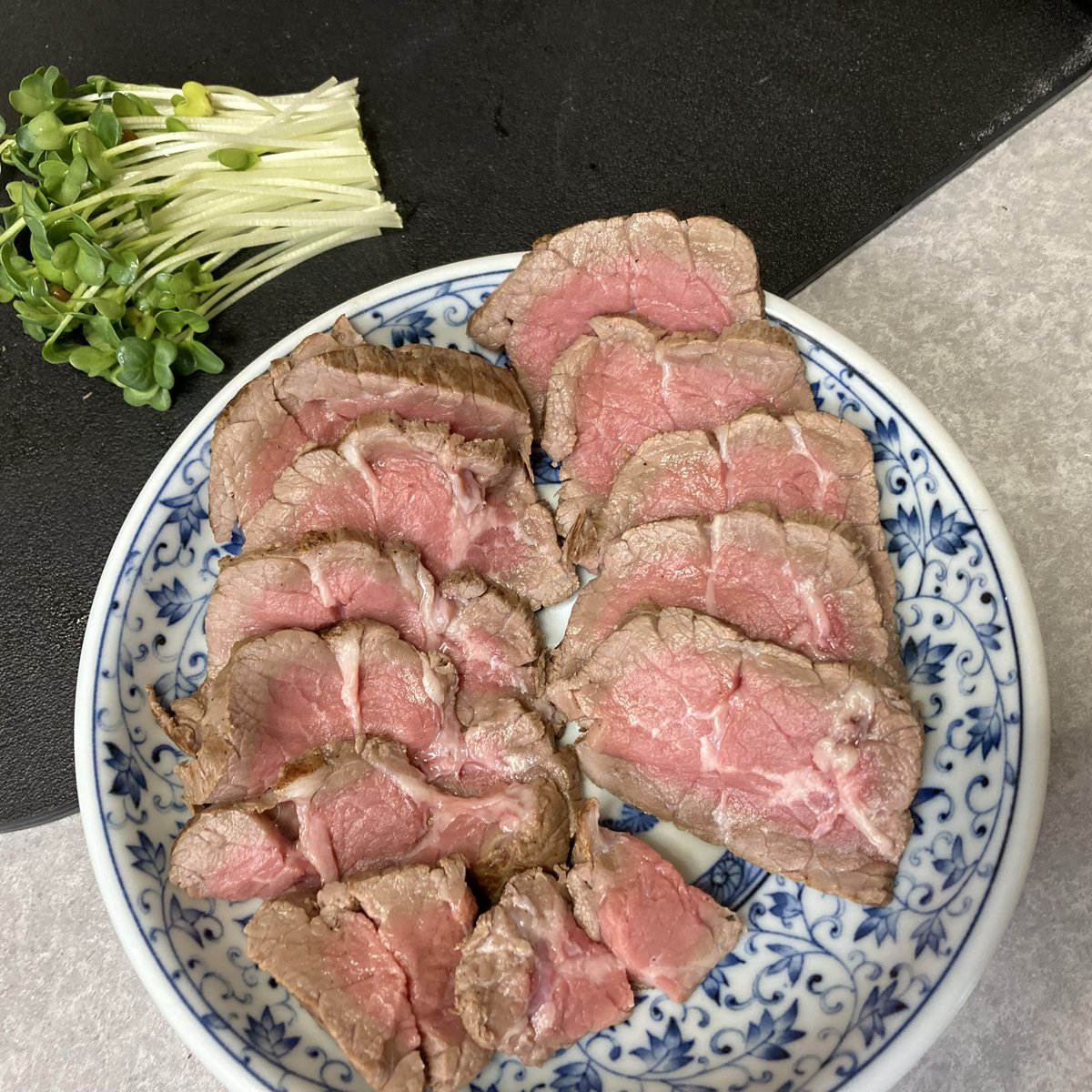 kitamoo_wolf's tweet photo. 牛さんのお肉を半額で購入できたので半分は牛たたき、残りはローストビーフにしていただきます。たたきは焼いてすぐに冷却してるので中心部はレア🥩かいわれと合わせて食べると美味しい😋 https://t.co/3EDW2R3IU6