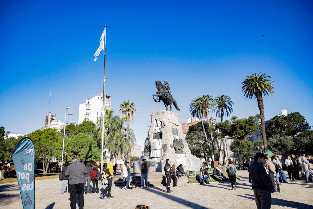 juan_poletti's tweet photo. La plaza San Martín tiene historia, identidad y un enorme valor para nuestra ciudad. Junto a vecinos, escuelas e instituciones generamos acuerdos para su puesta en valor. Más iluminación, recuperación del patrimonio y mejores senderos para que siga siendo un espacio de encuentro para todos.