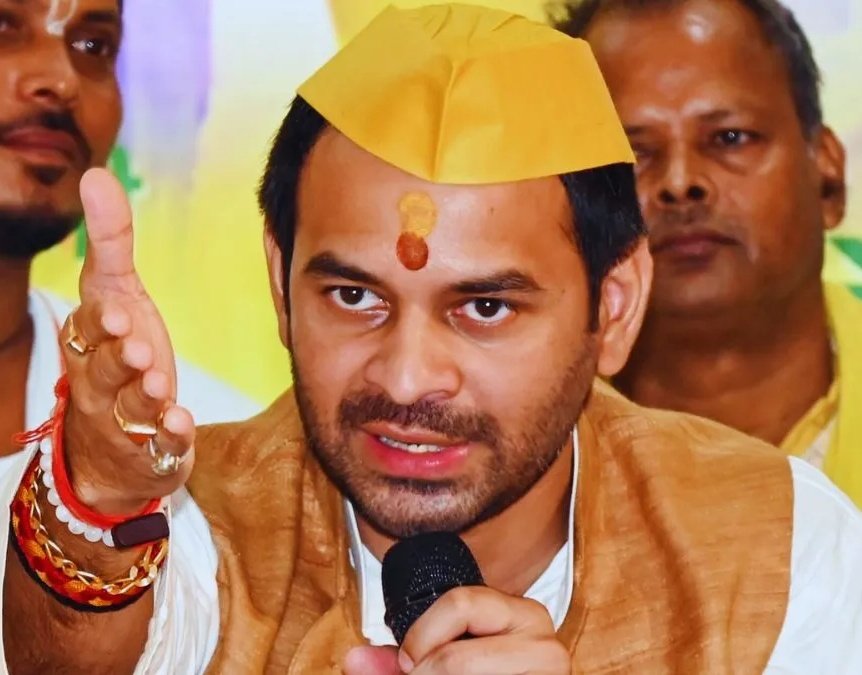 YadavManish1001's tweet photo. खान सर जो है वो फर्जी आदमी है उसकी जब शादी की रिसेप्शन पार्टी थी तब हमको बुलाया तो मैं गया तो देख इतनी भीषण गर्मी वह कोट पेंट पहन रखा था..

मैने कहा कि ये पगला है क्या इतनी गर्मी में कोट पेंट कौन पहनता है..

मै जब उनके पास गया तो मजाकिया लहजे में अपने पिता की तरह उनसे कह ही दिया कि भाई पसीना बह रहा है फिर भी कोट पेंट पहने हो..😂😂

ये सारी बातें तेज प्रताप यादव ने कल प्रेस कांफ्रेंस करके बताई..