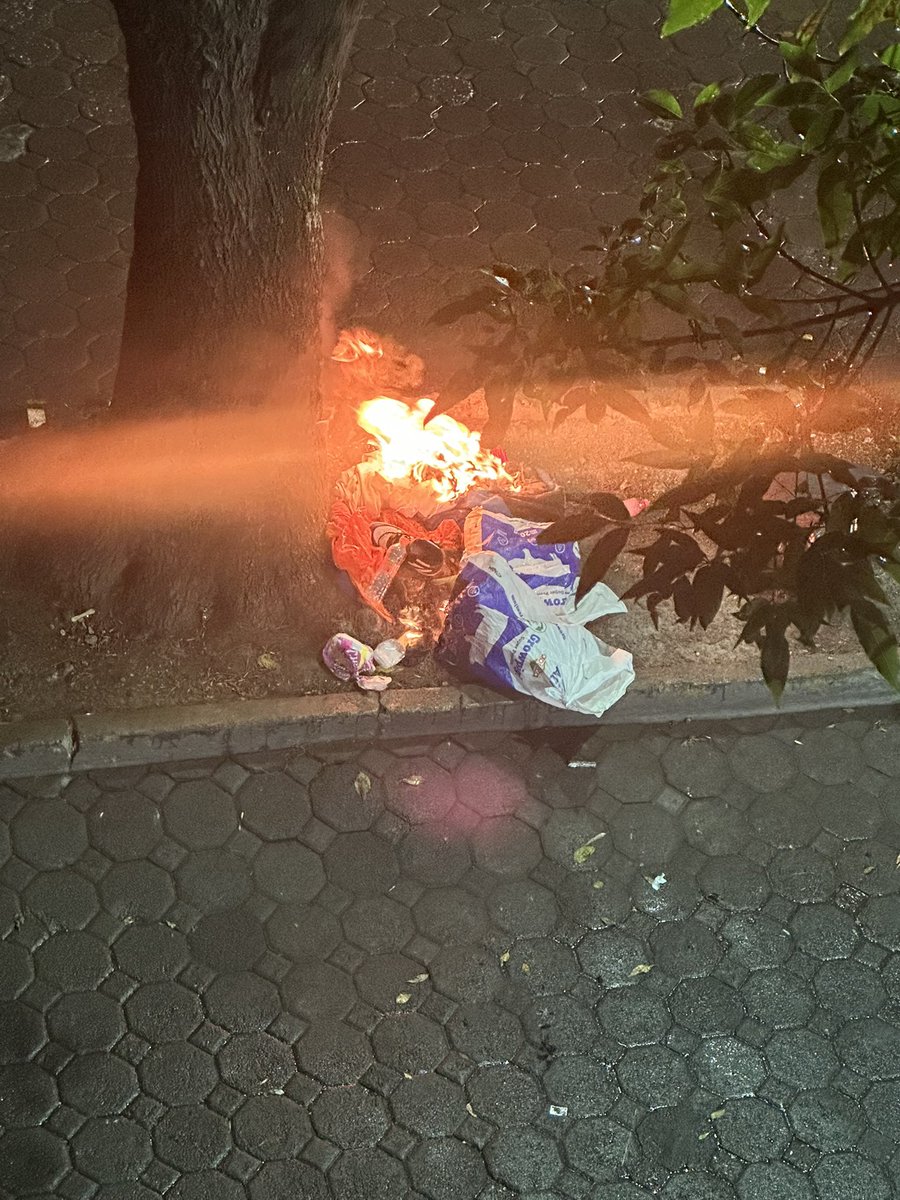 gabspdl's tweet photo. @911Puebla @SSC_Pue 
Urge policía 18 poniente esquina 7 norte . Personas en situación de calle peleando y prendieron fuego . Se llamó a emergencia y nadie viene https://t.co/4LmckaYi6h