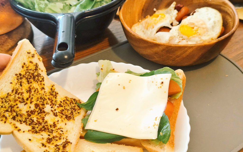 You_500R's tweet photo. バジルとかトマトとかチーズとか粒マスタードとかで豪華サンドイッチうおおお https://t.co/FyMIBTHd52