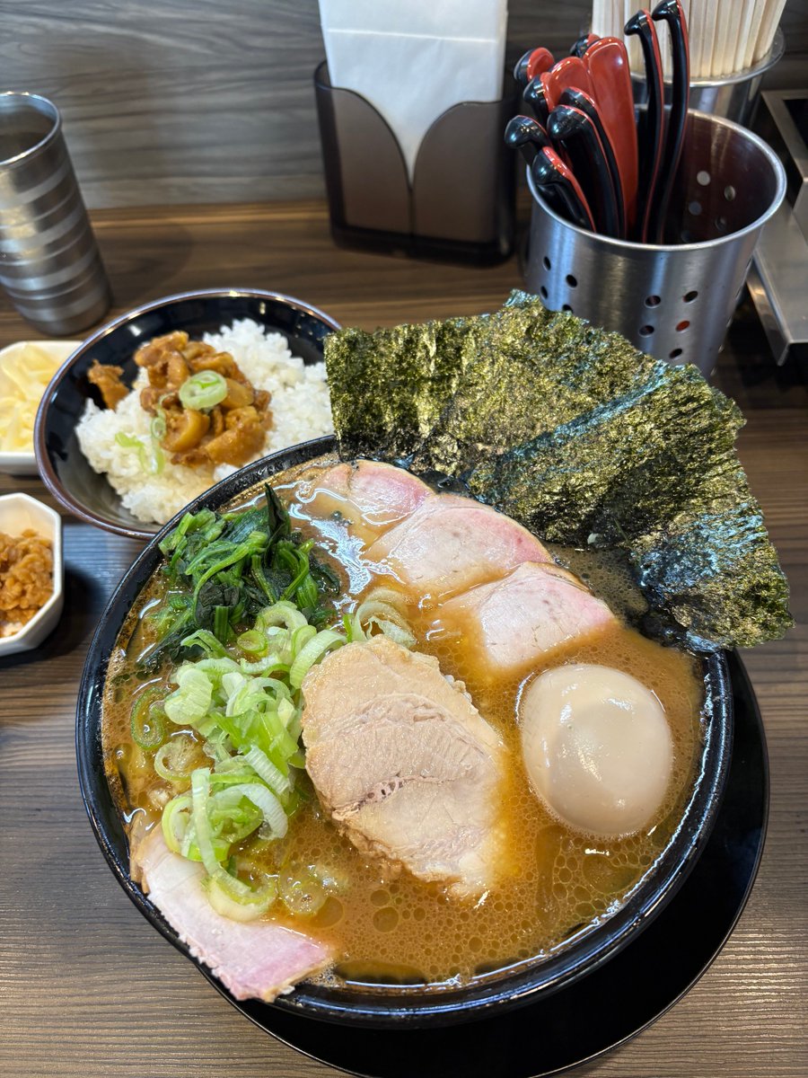 kenken09191's tweet photo. 王道家直系 家系ラーメン がく
つくば市学園の森

チャーシューメン (3枚)
豚バラ
味玉
普通ライス
SNS🈂️
　薬味ねぎ、鶏モツ

濃厚な豚骨にキリっと
塩味強めのカエシ🍜

ほどよい燻香あるチャーシューと
豚バラは煮豚かな🍖厚みもあり
どちらも柔らか😋

めっちゃウマ✨
ごちそうさまでした😊 https://t.co/eaSa3ncFg8