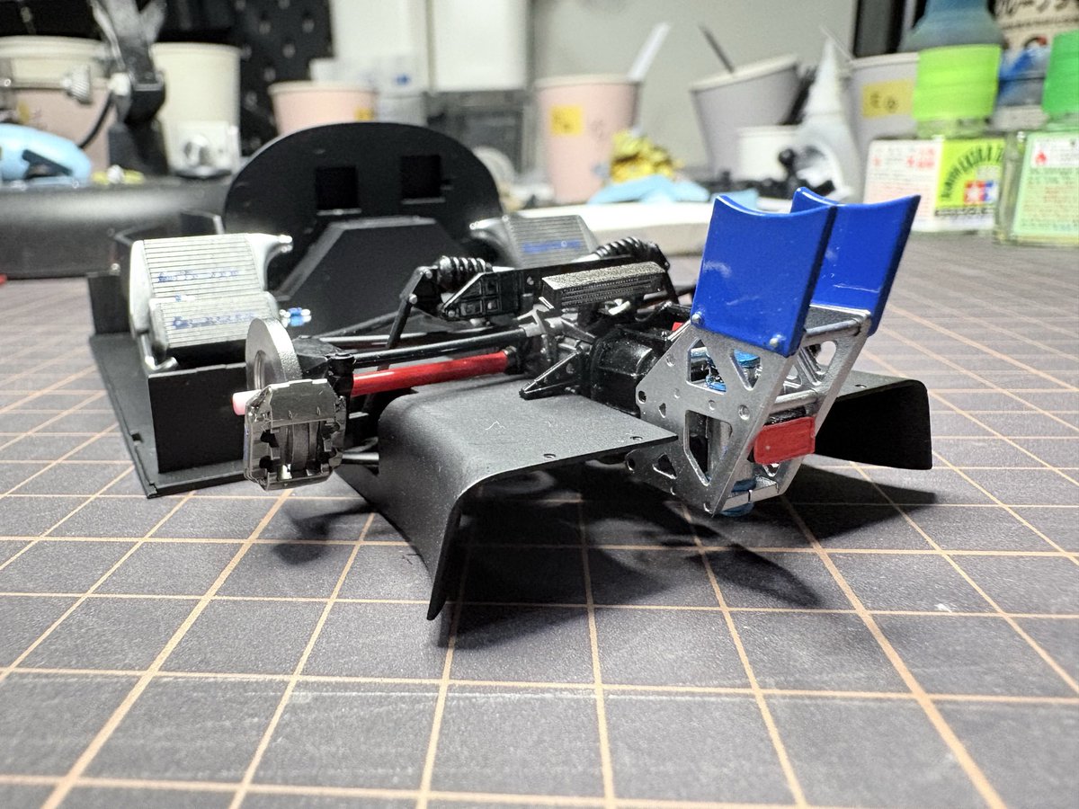 nanamaru701's tweet photo. シャシー周り完成
エンジンが省略されてるキットだが、まぁ外からは見えないし、完成したらカウル外さないんで、別にいいんじゃないか。
#カーモデル
#ハセガワ
#カルソニックニッサン https://t.co/ese4tnjjXQ