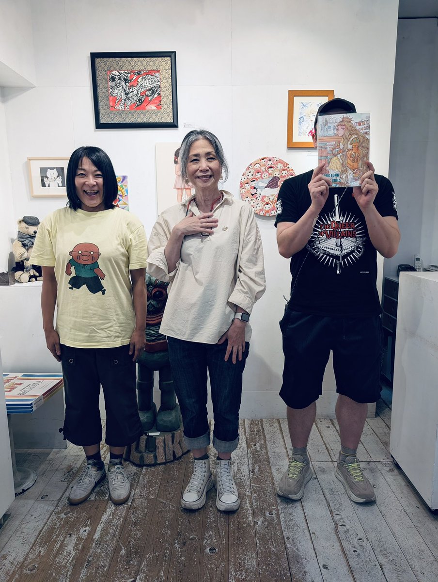 BILLIKENSHOKAI's tweet photo. ／
楽しい所には楽しい人が集まります！
ビリケン商会開店50周年記念展
「おもちゃ」後期編
＼
昨日は石塚隆則さん、くるはらきみさんやマスダジュンさん、清水沙さんがご来廊。さらに写真の松下由未子さん、内田春菊さん、鈴木健也さんもいらしてくださり閉店後もワイワイ✨
後期2026.6.6(土)〜21(日) https://t.co/PIxmaSRLgx