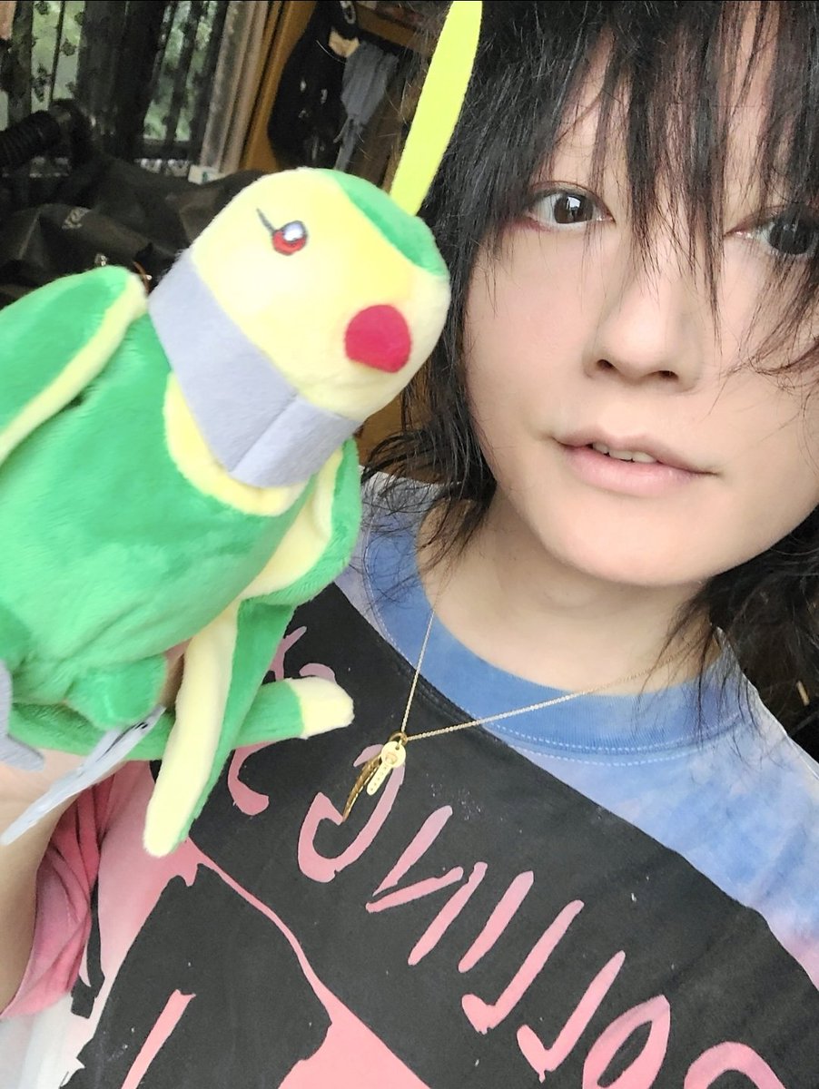 RyuA_0220's tweet photo. #ガンダムSEED の
#トリィ と撮った自撮り🦜
去年なんだけど投稿し忘れてたやつ
思い出したので投稿😅
愛用品の #justindavis #puertadelsol
重ね付けネックレス
シャツは #ローリングストーンズ の #古着
#自撮り https://t.co/2LoVFmQDFW