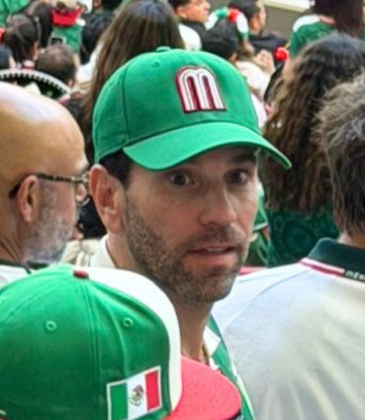 VicFrSe's tweet photo. La cara del pendejo que dijo: "Me preguntaron ¿qué van a hacer los narcos durante el mundial? Y yo les decía: pues ir a los partidos, porque son los únicos a los que les va a alcanzar para pagar el boleto".
#LordMontajes
@CarlosLoret https://t.co/1EPvWepfIM