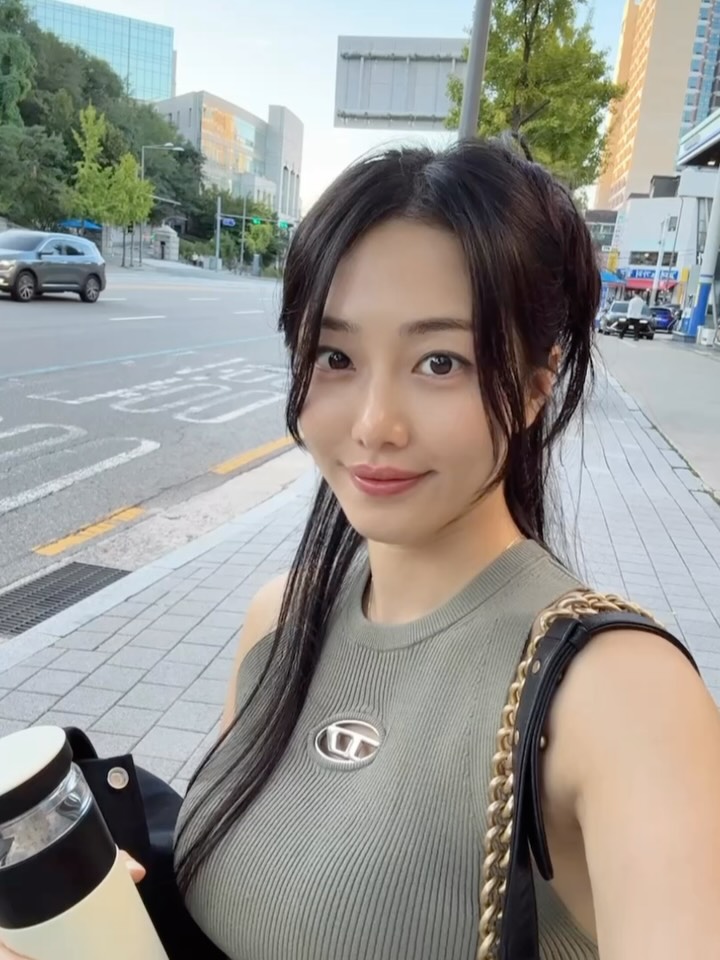chubini23's tweet photo. 점점 사진 더 안찍게 되는 듯 🫥
(예전에 넘 많이 찍은 거 같기도 하고 .. 하하)

마지막 사진은 나의 교관님 ㅋㅋㅋㅋㅋㅋㅋ웃겨 ㅋㅋㅋㅋ 하투 ❤️

아! 신세계 강남에  입점했어요 !!
쇼핑 갈 분들 댓글이나 DM 주세요! 🥰 https://t.co/hB6Wvdj0yL