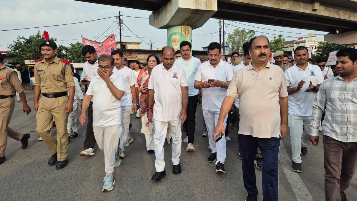 dmJalaun's tweet photo. आज प्रातः योग दिवस के पूर्व माननीय जनप्रतिनिधियों की उपस्थिति में विशाल जन जागरण रैली कार्यक्रम  टाउनहॉल से प्रारम्भ होकर घंटाघर, रेलवे स्टेशन होते हुए अमृत पार्क में समाप्त हुई । इस अवसर पर जनपद की नदियों के किनारे बृहत् सफ़ाई अभियान और नदियों की पवित्रता और स्वच्छता को अक्षुण्ण बनाये जाने का संकल्प लिया गया ।
