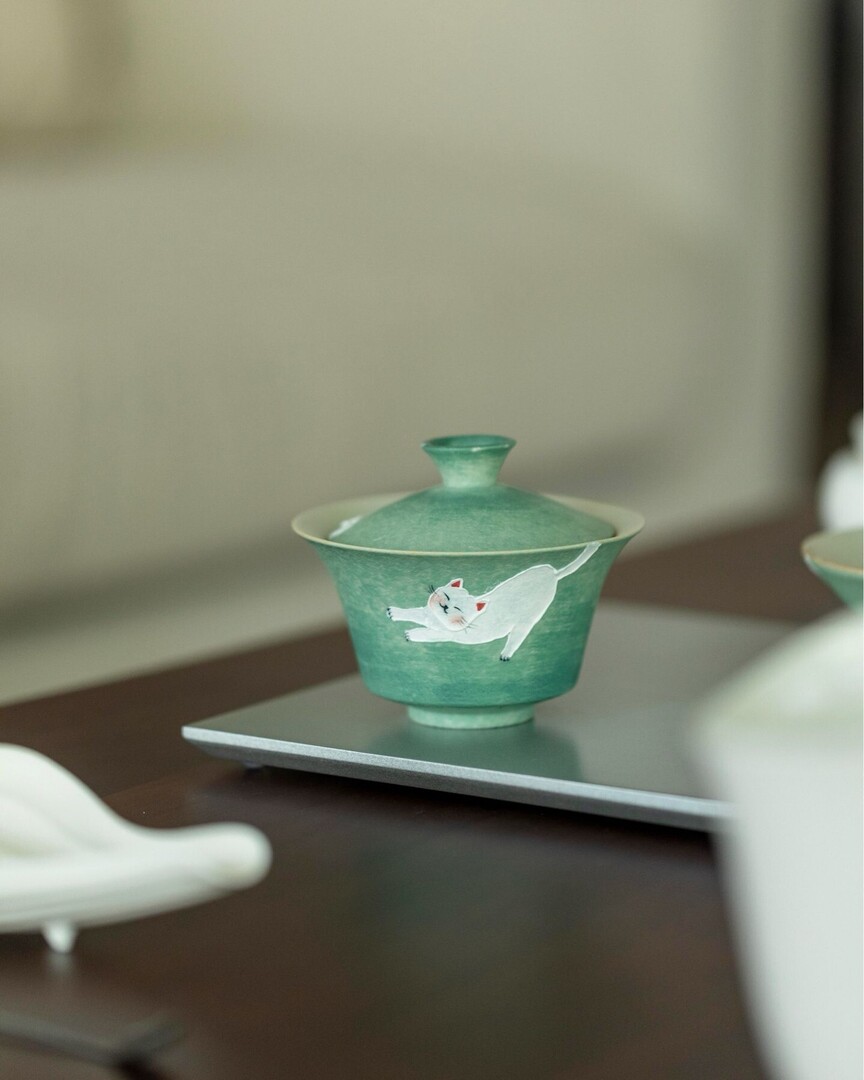 chinateaspirit's tweet photo. This cloud-green horseshoe-shaped gaiwan just landed at the studio, and it is easily the cutest arrival we’ve had all season. The matching tea boat and cups are available too, so you can have a whole squad of lazy cats keeping you company while you brew.… https://t.co/5F0wwEoSZE https://t.co/7cOZlEhsTX