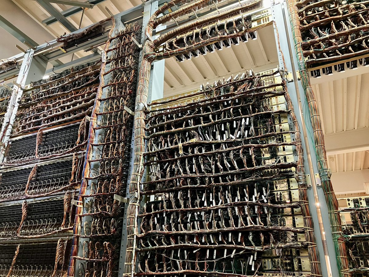 logica0419's tweet photo. 初めてのNTT技術資料館に行ってきました

交換機を見た時、魂の震え方が尋常ではなかった…
また、光増幅器ってバケモンだなということが改めてわかりました

定年で引退された元エンジニアの方が解説してくれるのも最高に面白かった！
また行きたいです https://t.co/bHWTDDkO7k