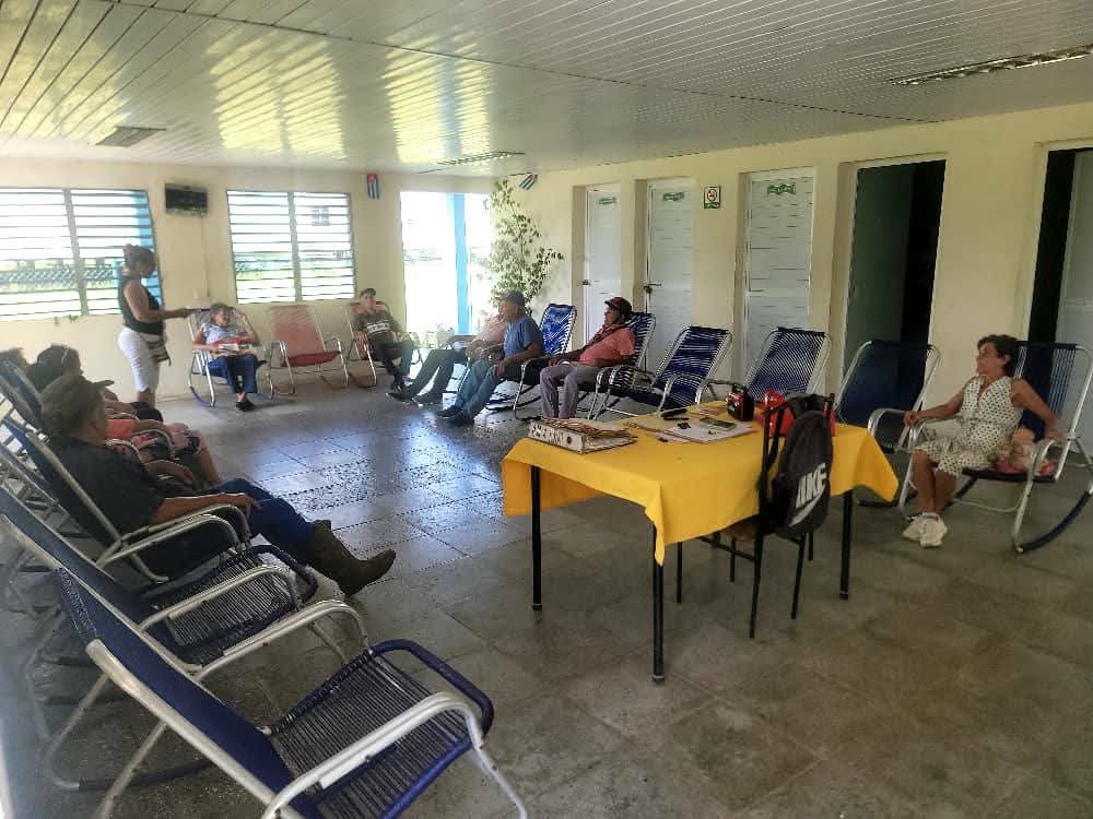 VivianaGar47378's tweet photo. En vísperas del día de los padres y como parte del Movimiento Popular #MiBarrioPorLaPatria, se realiza actividad en la Casa de Abuelos de la demarcación porque #CiegoMonteroSorprende
#PalmiraSeTransforma https://t.co/yFQQfUe9ZX
