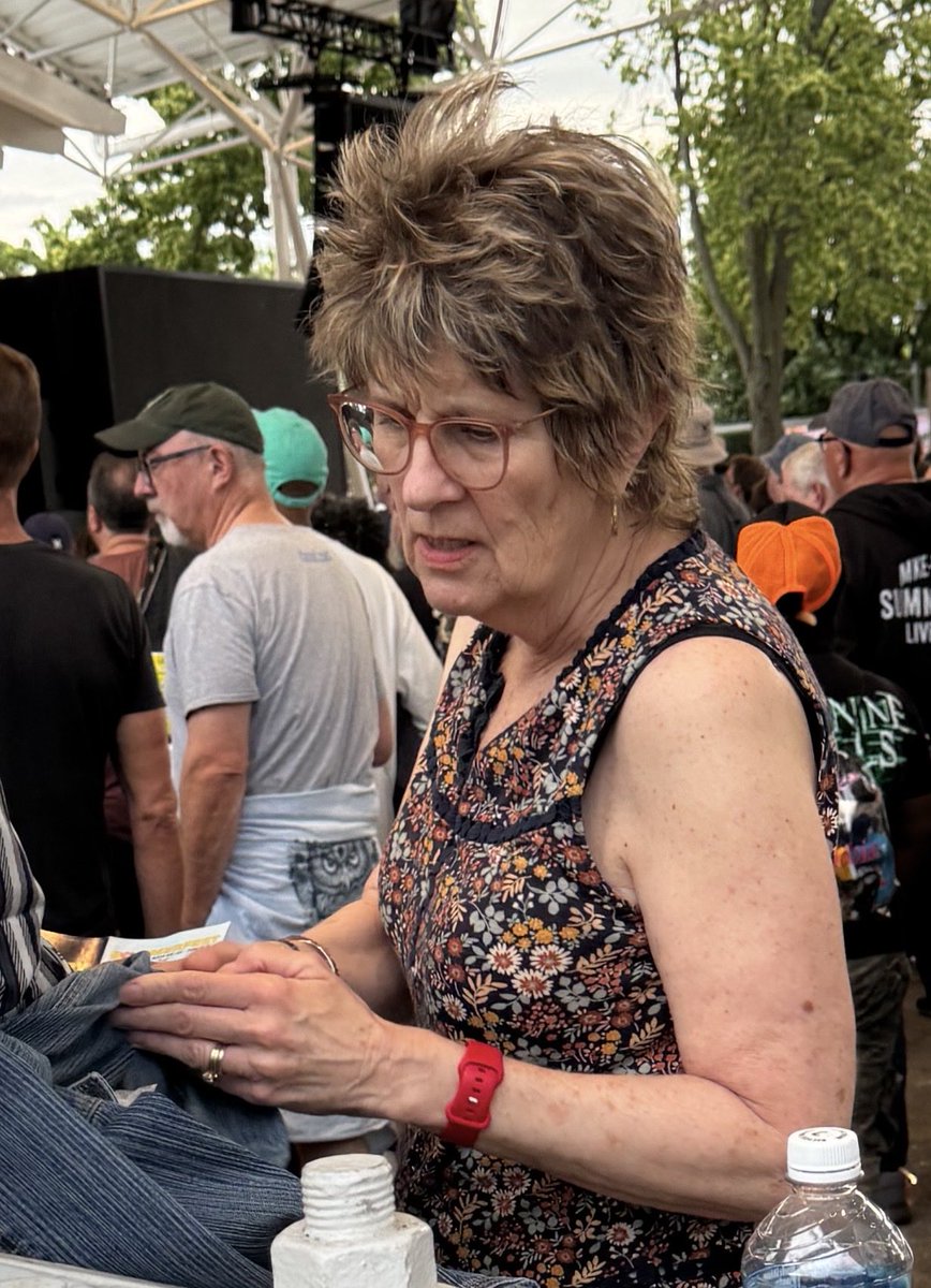 LisaKNelson's tweet photo. @ChiPartyAunt Spotted Milwaukee Party (Great?) Aunt at Summerfest https://t.co/MlM9KLmfm2