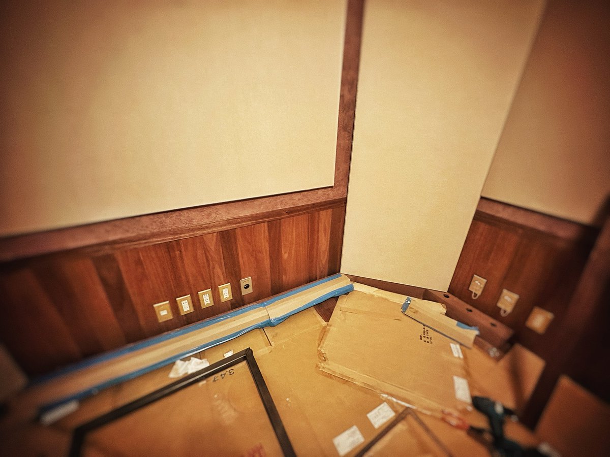 yuke_hob's tweet photo. 腰壁できた🥳
コンセントのとことか入角の納め方むずかしかったけどとてもかわいい
#ゆけスタジオ https://t.co/cKPuSSM73h