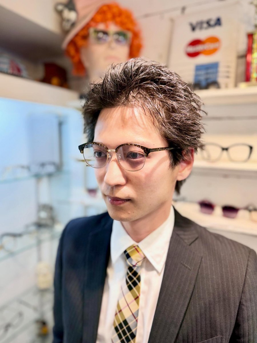 VerynerdE's tweet photo. 印象的なデッドストック生地を使用した、サーモントモデルにチェックのタイでナードなナイスウェアリングです!
店主
VN-022 “ Hackney “ COPPER
#hackney_verynerd
#眼鏡ご相談サービス業 #サーモント #中目黒眼鏡 #verynerd @verynerd.eyewear @verynerd.edandy https://t.co/rN4CEXog4a